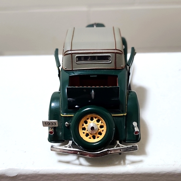 VINTAGE 1933 Model 40 V-8 Deluxe Roadster - Picture 3 of 5